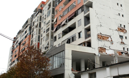 Termeti ne Durres: Hapet tender per rikonstruksionin e hyrjeve te pallateve